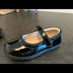 See Kai Run size 10 patent black shoes